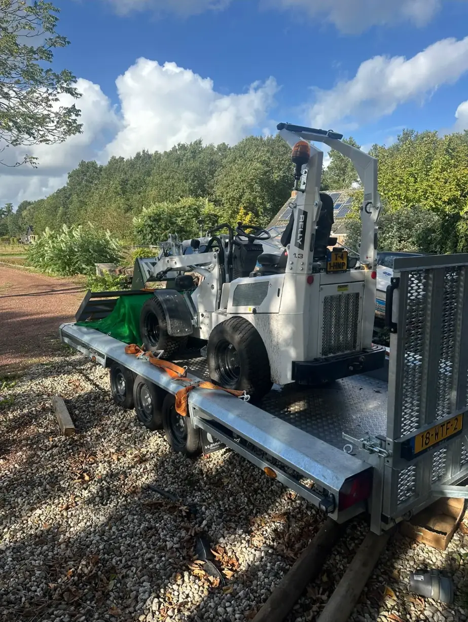 Relly 1.3C minishovel op de aanhanger, klaar voor transport