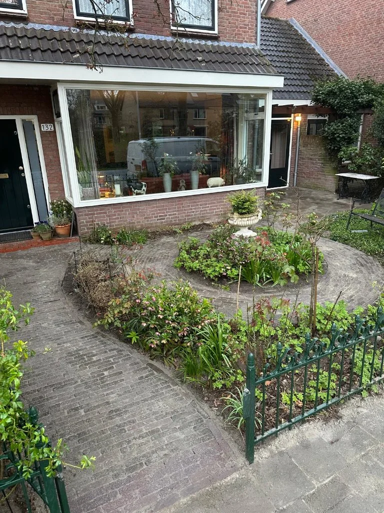 Voortuin met klinkerpad, aangelegd door T.LAAN Bestrating